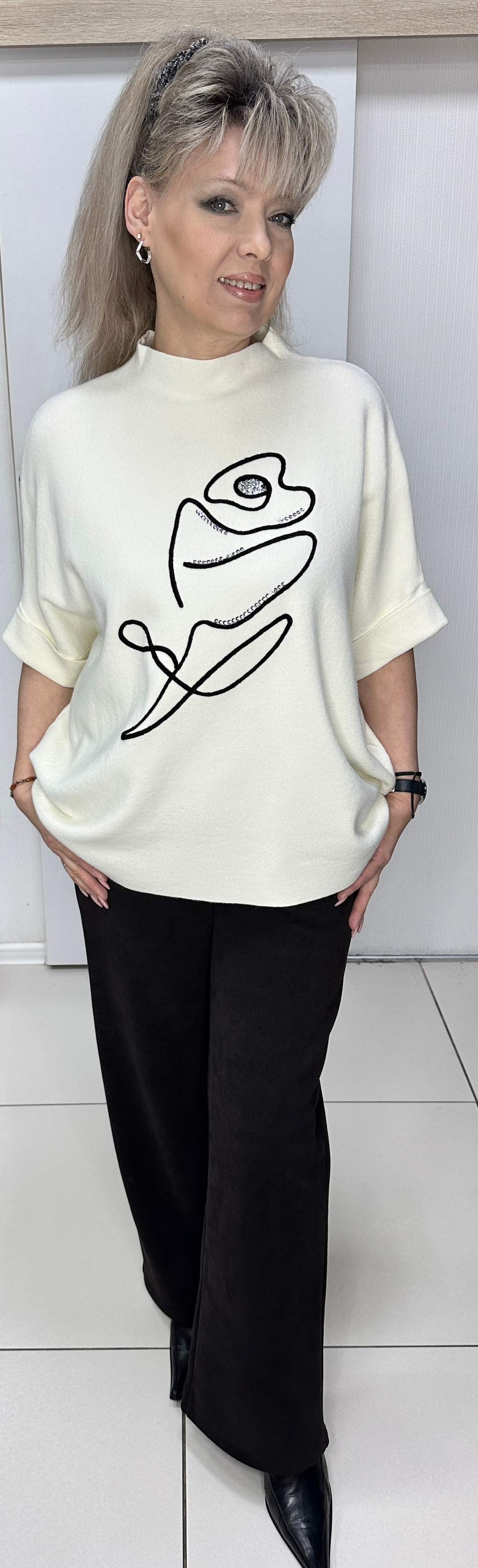 Белый джемпер с изображением цветка