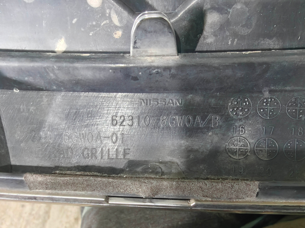 Решетка радиатора Infiniti QX56 2 / QX80 1 (Z62) 17-21 Б/У Оригинал 623106GW0A