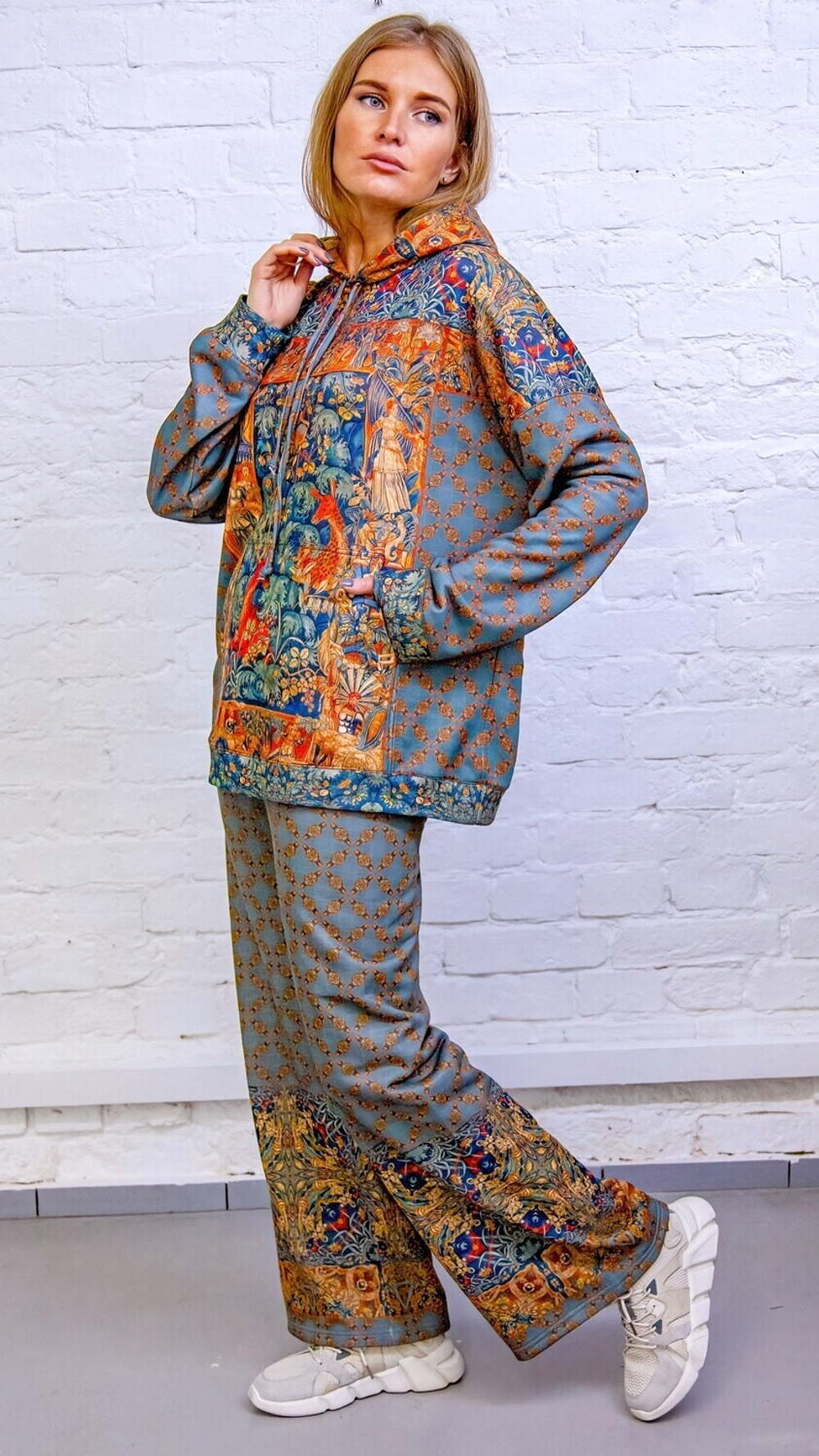 Комплект (худи и брюки) "Сказочный лес", мотивам фламандского гобелена 16 века, выполненного в технике мильфлёр