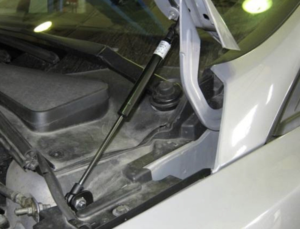 Амортизатор (упор) капота на Ford Focus 3 UP 2734(седан,универсал,хэтчбек, с 2011 г.в.)Atlant