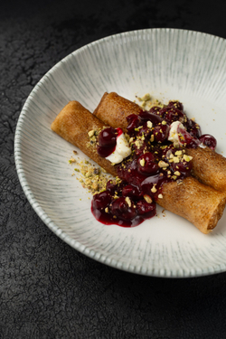 Блины с творожным кремом и вишней