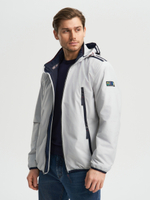 Мужская спортивная ветровка с капюшоном на резинке серого цвета.