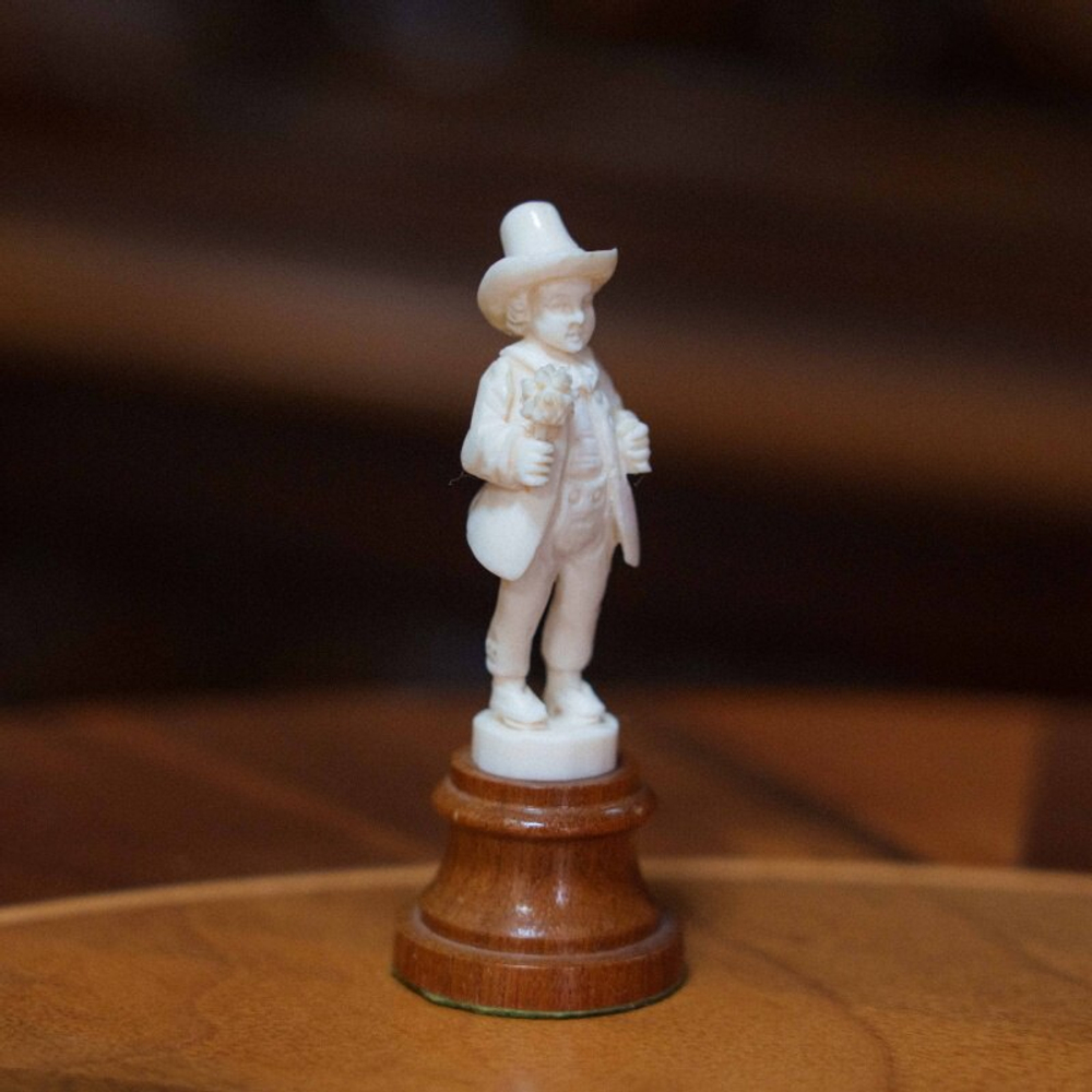 Французская резьба по кости «Кавалер и дама в костюмах эпохи Людовика XIV»