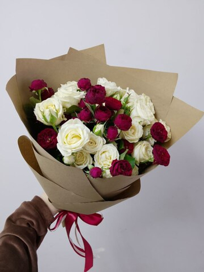 Букет из кустовых роз "Элегантность и страсть"