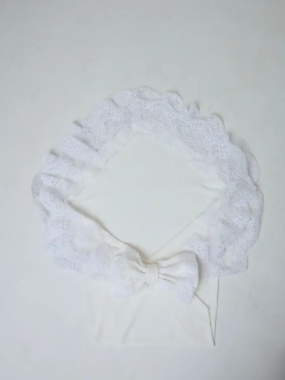 Кружевной уголок и бант на выписку