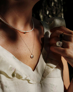 печатка «глаза Солнца» из перламутра с бриллиантом