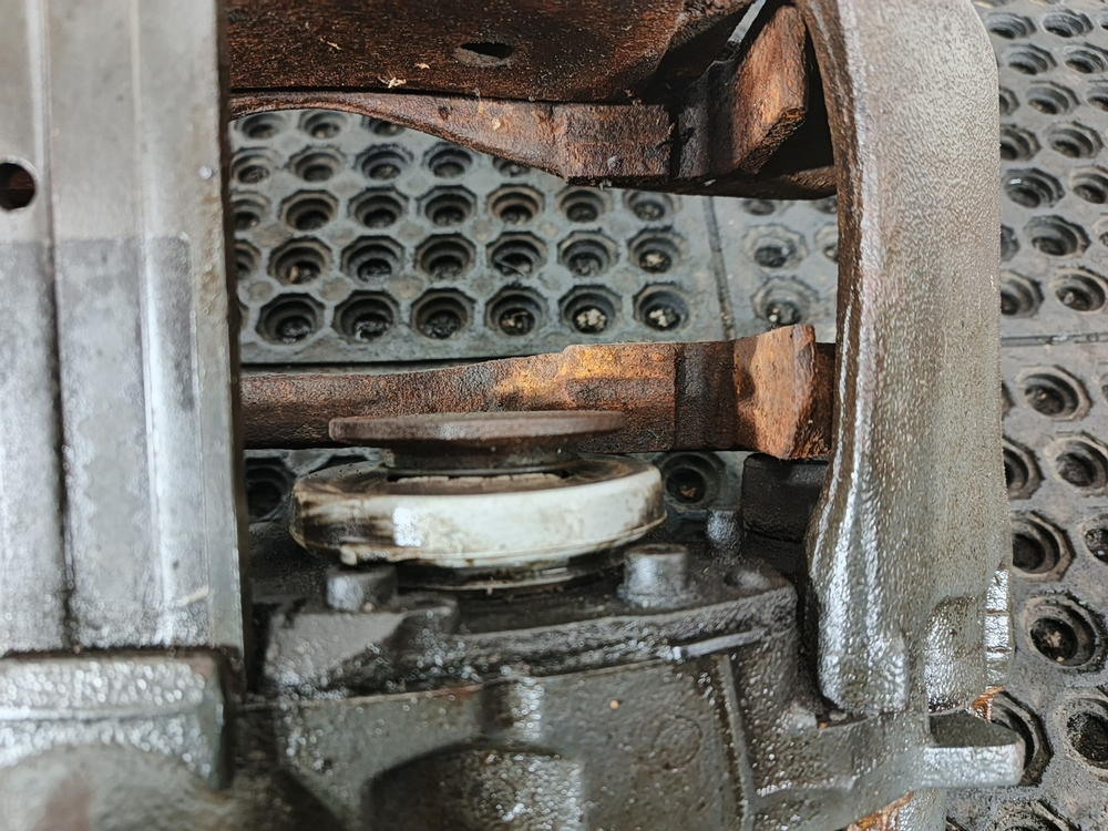 Суппорт тормозной правый