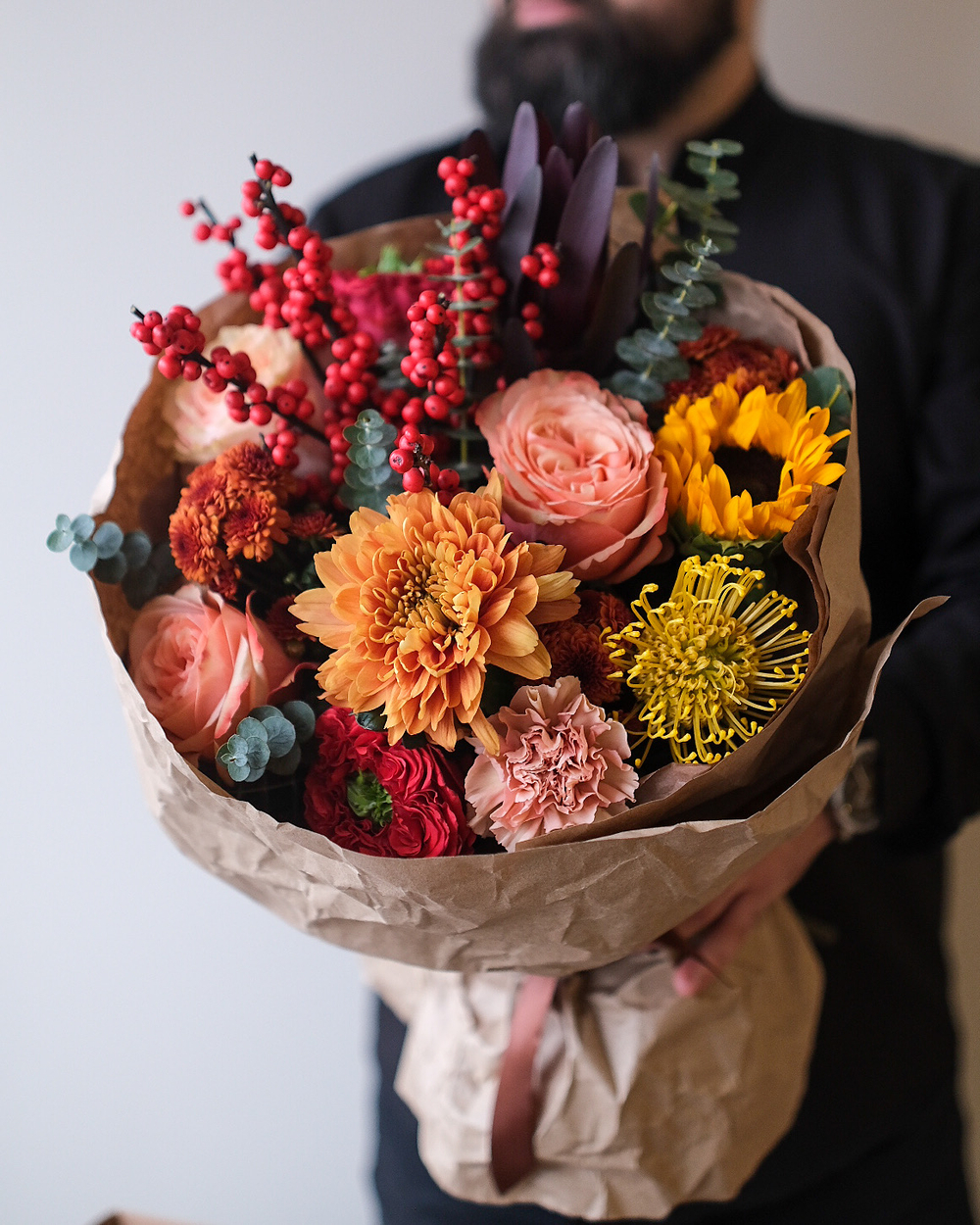 Букет с ягодным илексом, нутаном, пионовидными розами и хризантемой Салмон