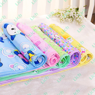 Пеленка непромокаемая с контрастными принтами