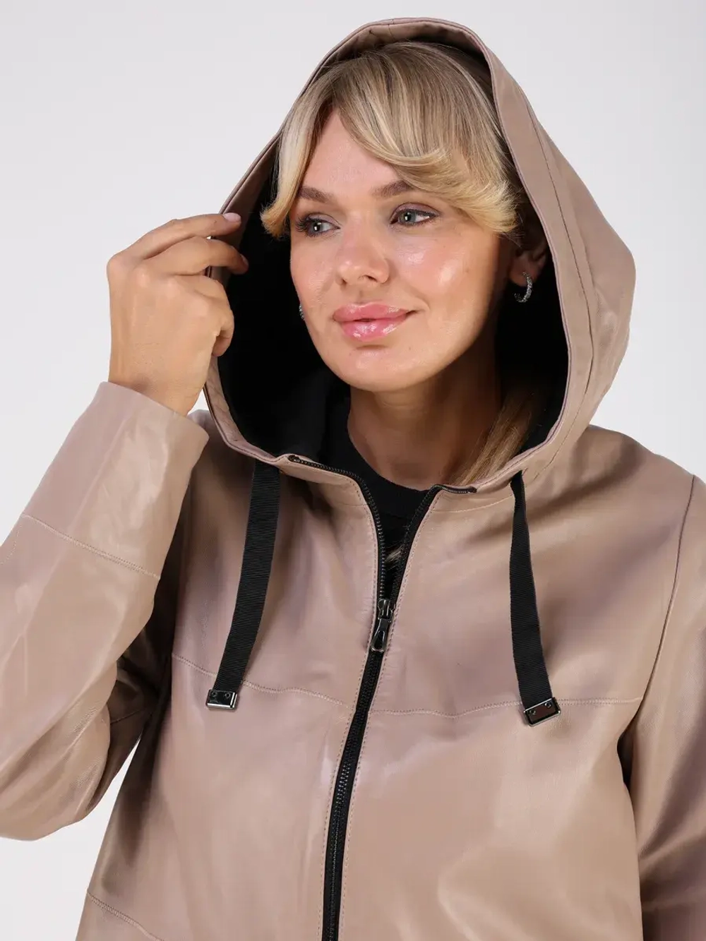 Кожаная куртка демисезонная с капюшоном