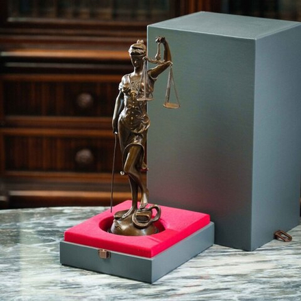 Кабинетная скульптура «Фемида — Богиня правосудия»