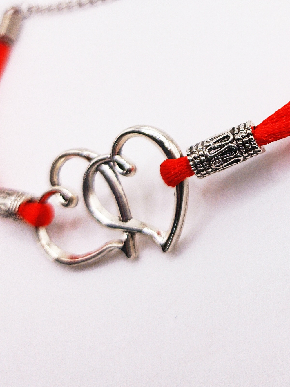 Красная нить от сглаза. Сердца