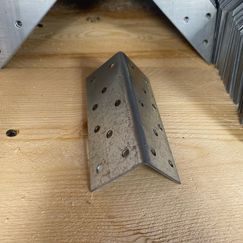 Крепежный уголок равносторонний 40х40х100 ОЦ.