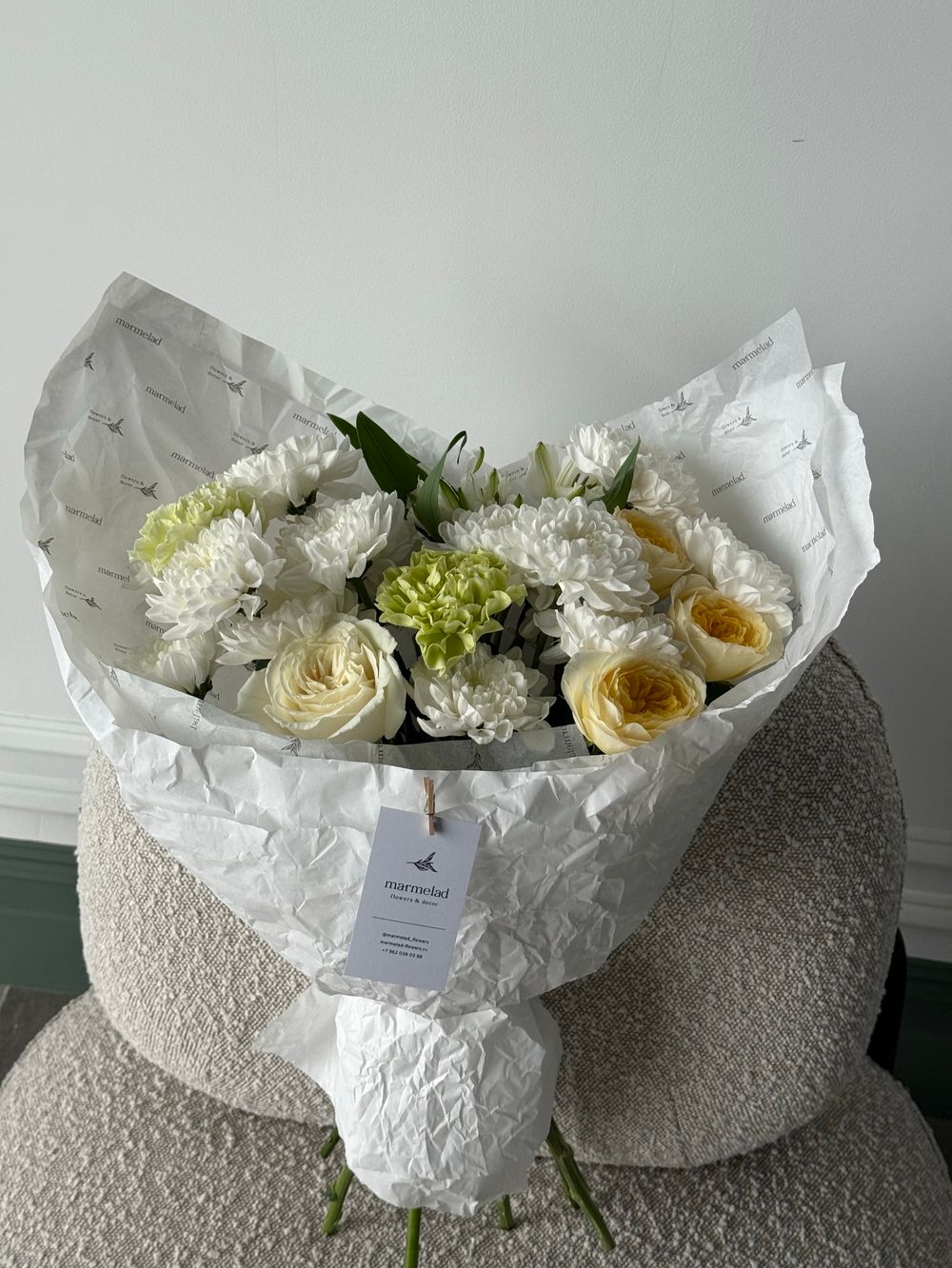 Букет сборный из хризантемы, альстромерии, кустовых пионовидных роз и диантусов