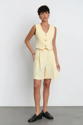 Шорты костюмные прямые ванильного цвета