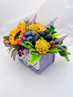 Букет «Подсолнухи и ягоды, сумочка»