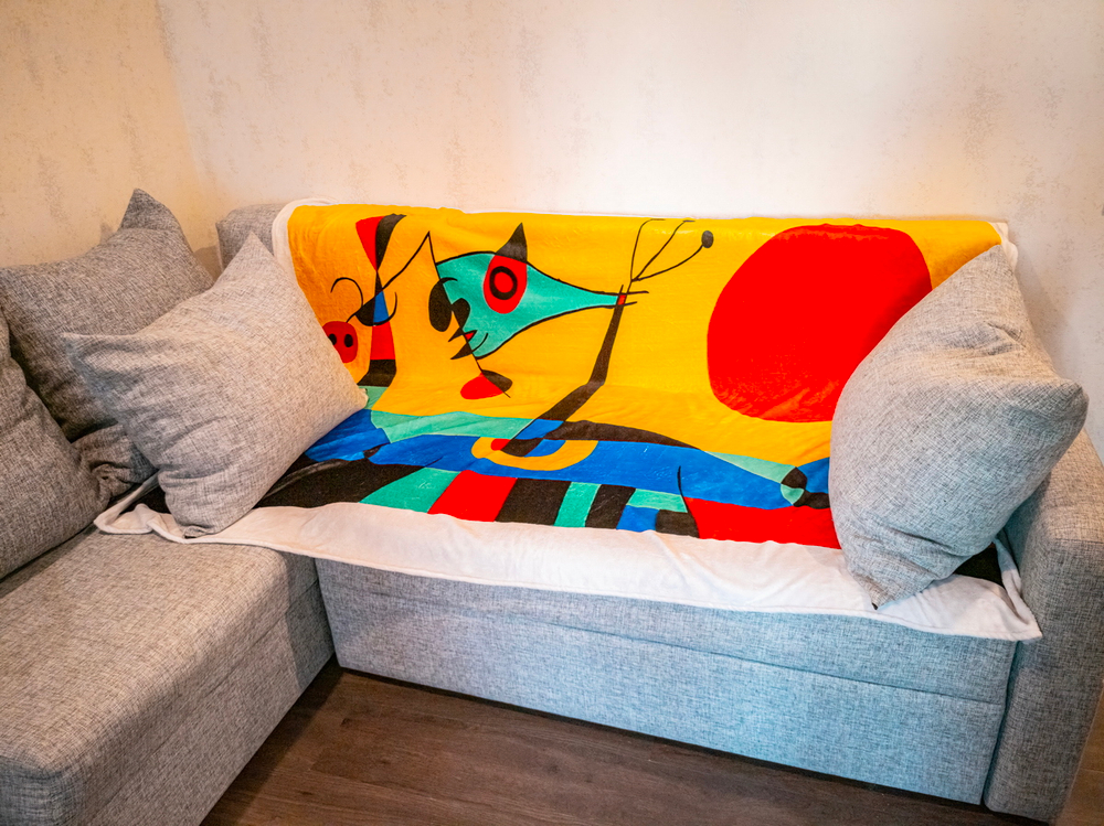 Плед "Миро", по мотивам литографии, созданной на камне каталонским художником сюрреалистом Жоаном Миро