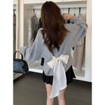 Женский свитер с декоративным бантом на спине