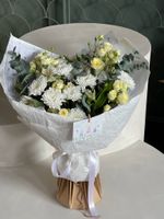 Букет из кустовой пионовидной розы, альстромерии, эвкалипта и хризантемы