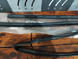 Уплотнитель стекла двери Toyota RAV4 V (XA50) 18-нв Б/У Оригинал 6814242061