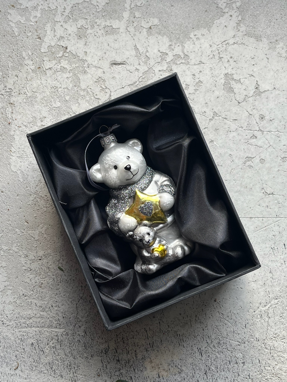 Новогодняя игрушка Медвежонок Рокки со звездочкой стекло