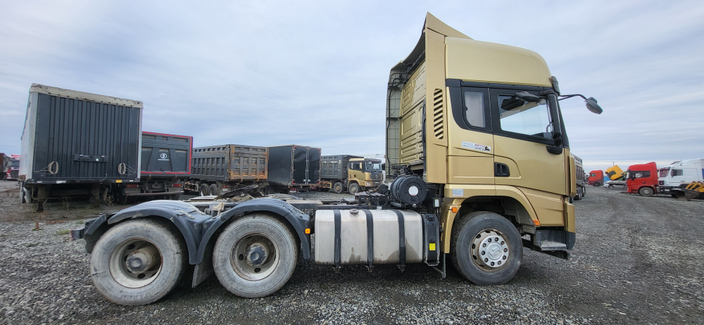 Shacman (Shaanxi) SX* 6x4 Седельный тягач SX42584V324 (Дизельный, 11,6 л, 423 л.с., МТ)