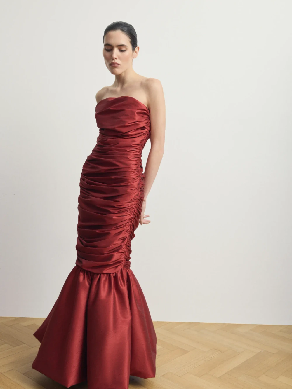Красное платье-макси из тафты с драпировкой 