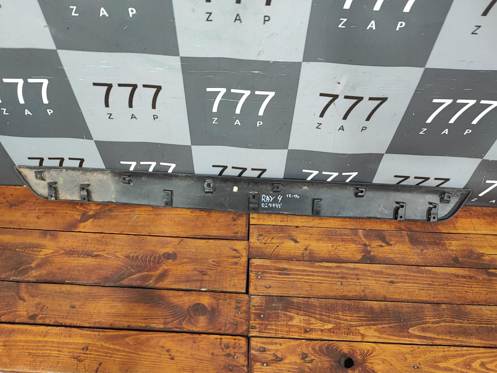 Накладка крышки багажника Toyota RAV4 V (XA50) 18-нв Б/У Оригинал 768020R070