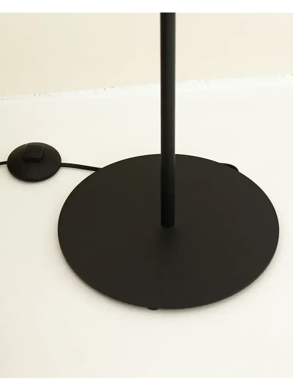 Торшер напольный с абажуром в гостиную современный