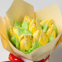 Творожно-маковый кулич с лимонным кремом и цукатами