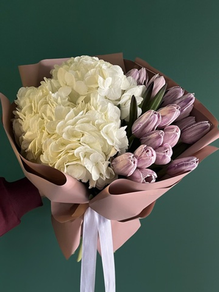 Дуэт гортензии и тюльпанов