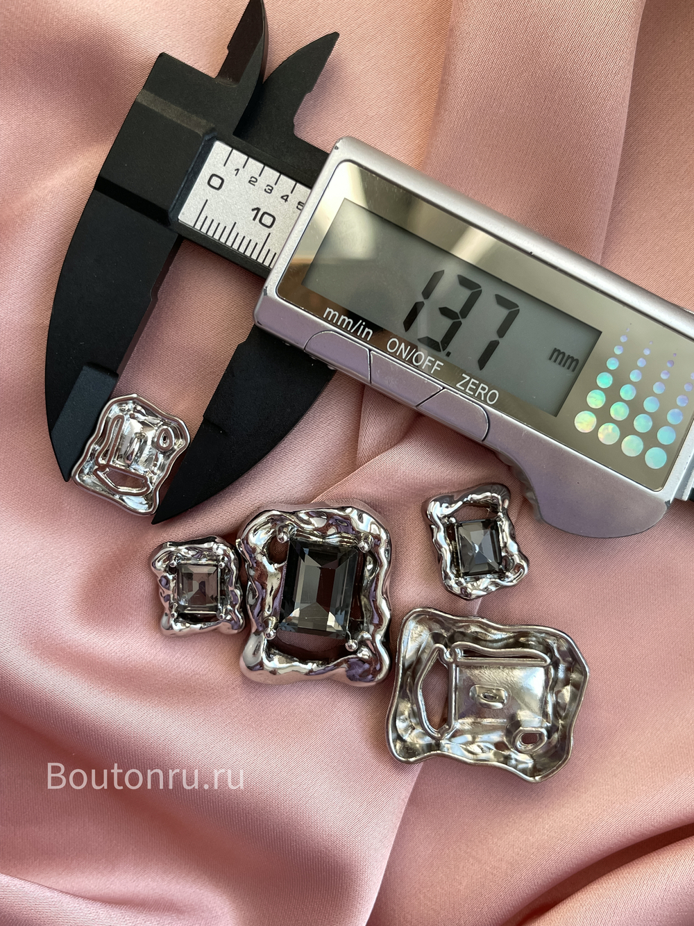 Пуговицы прямоугольные в серебре с камнем мятый металл