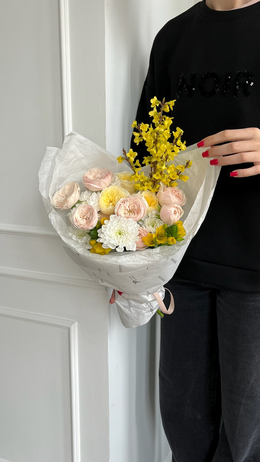 Букет сборный из кустовых пионовидных роз, цветущих веток и орнитогалума