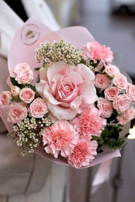 Букет «Розовая нежность» (роза французская, розы кустовые, диантус, хамелациум)