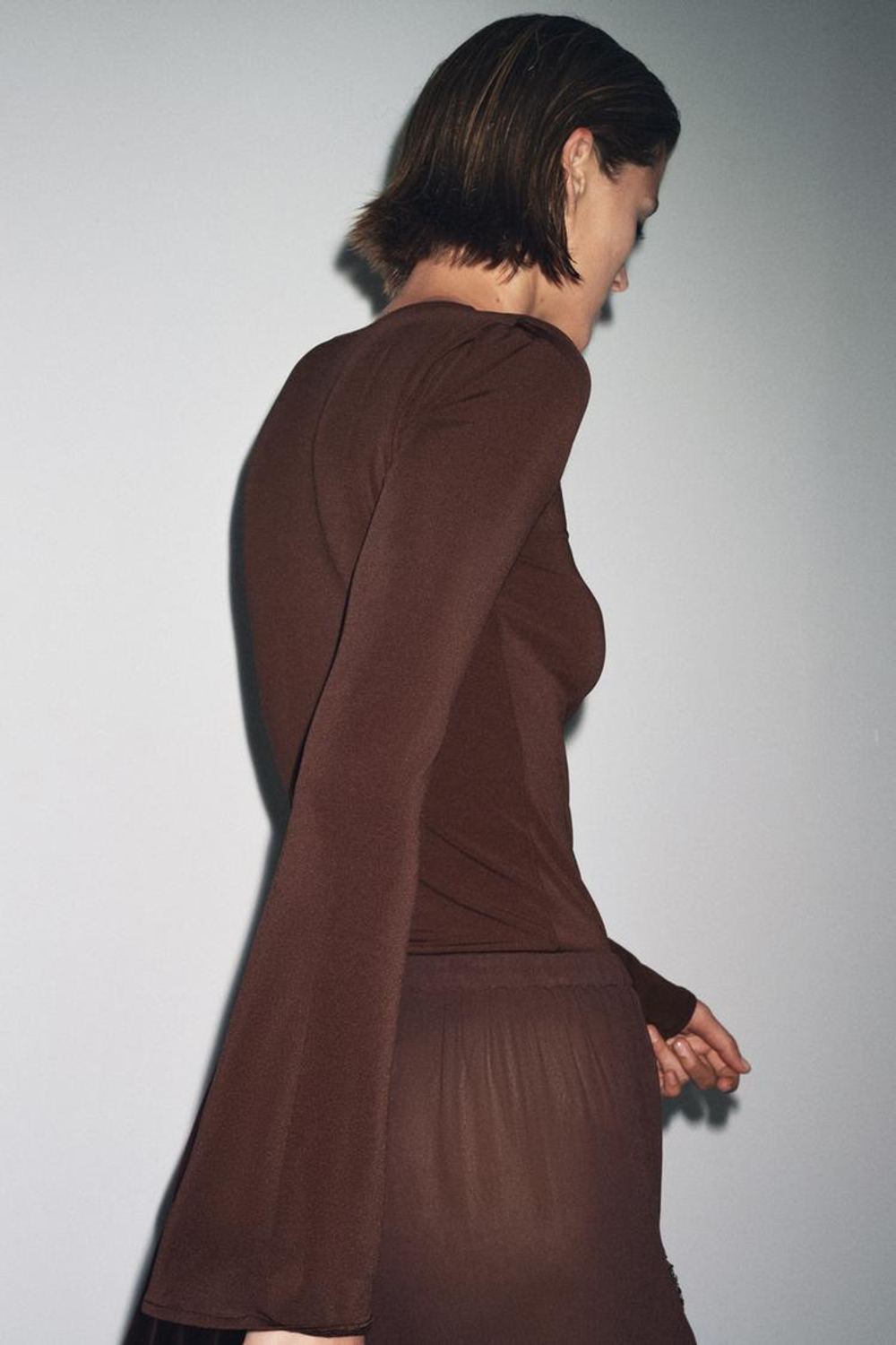 ZARA ФУТБОЛКА С ДЛИННЫМИ РУКАВАМИ И СБОРКАМИ, КОРИЧНЕВЫЙ