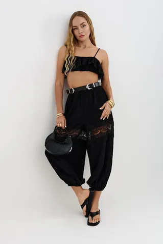 Брюки алладины из жатого хлопка черного цвета с кружевом