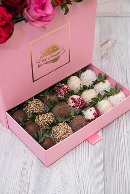 Шкатулка "Нежный поцелуй XL" с цветами и клубникой в шоколаде