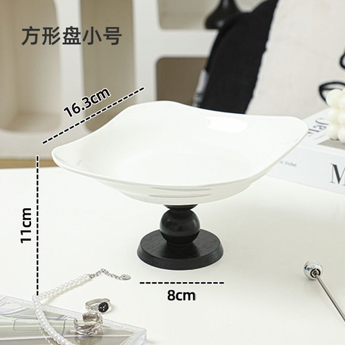 Керамическая тарелка на деревянной подставке