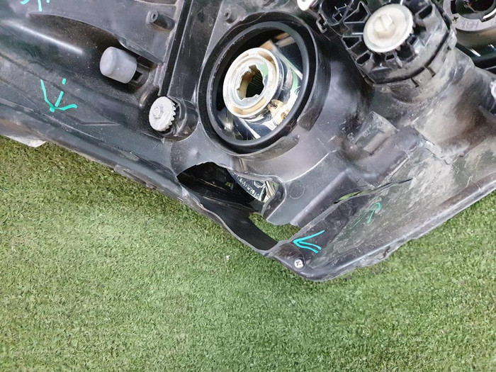 Битая Фара левая Toyota Corolla E160 15-19 галоген