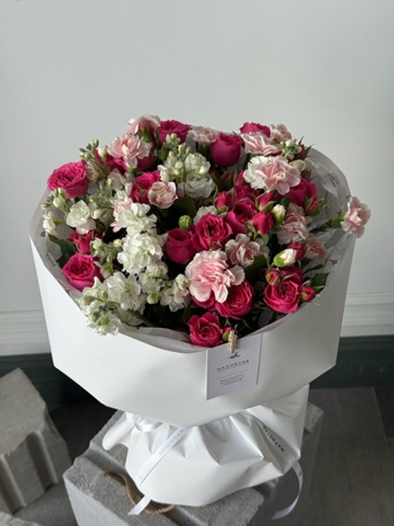 Букет из кустовых динтусов, кустовых роз и маттиолы