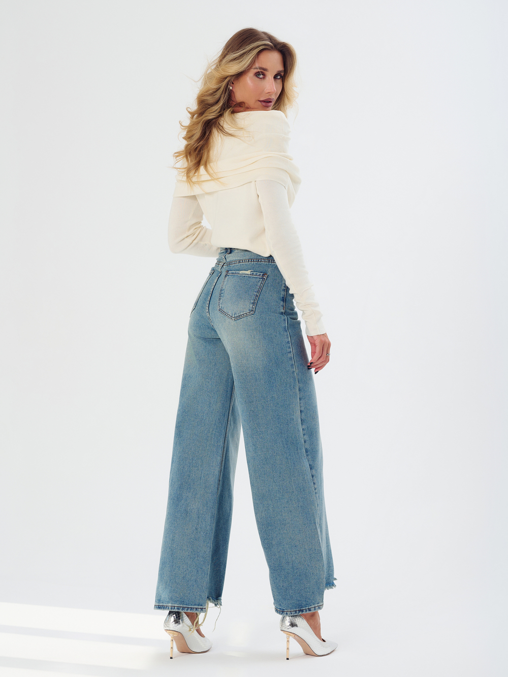 Женский молочный джемпер с воротом труба