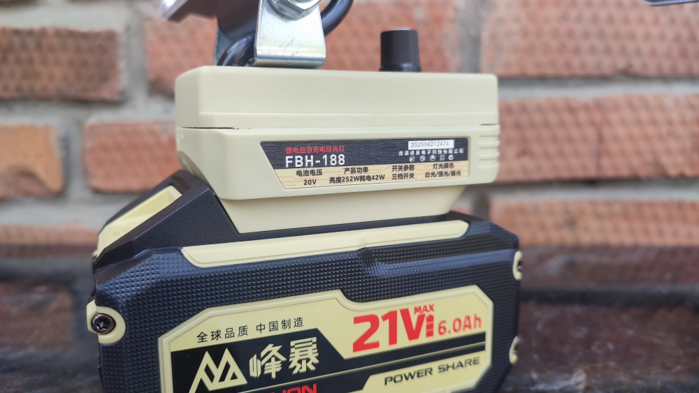 Светодиодный фонарь прожектор Feng Bao