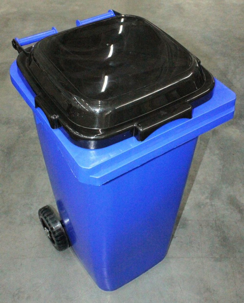 Бак для мусора 120л на колесах черно-синий М4667