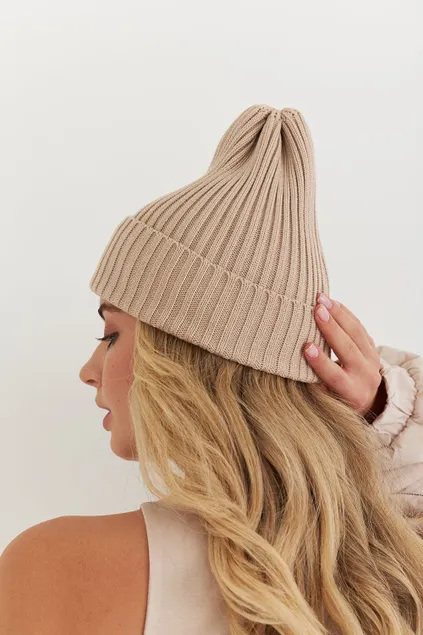 Шапка из хлопка бежевого цвета