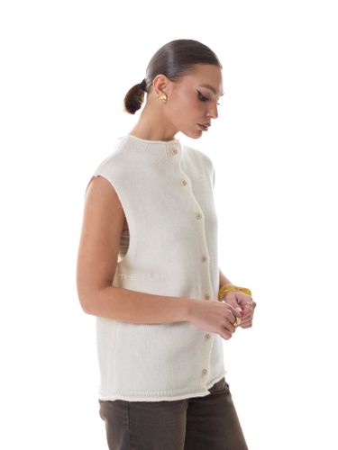 Белый шерстяной жилет на пуговицах