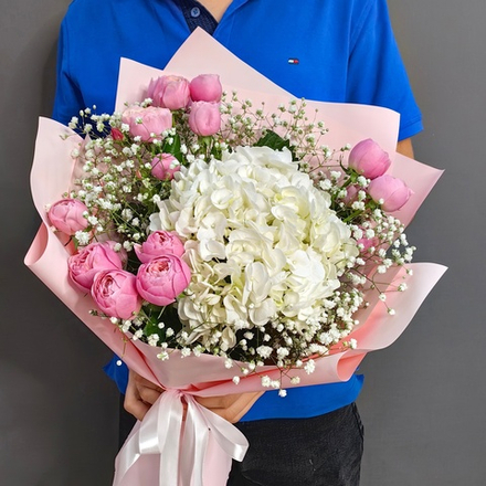 Авторский букет с белой гортензией