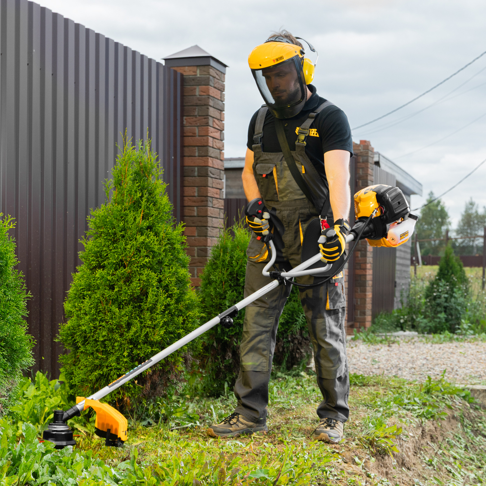 Триммер бензиновый DTL-52S, 52 см3, разъемная штанга, состоит из 2 частей Denzel