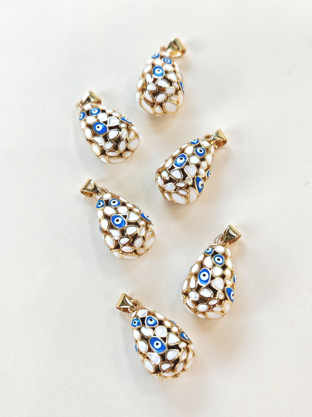 пко20-бз Подвеска "Капля с глазками" объемная 20*12мм, белый, позолота