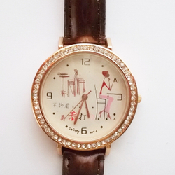 Женские кварцевые часы с кристаллами. Коричневый ремешок.