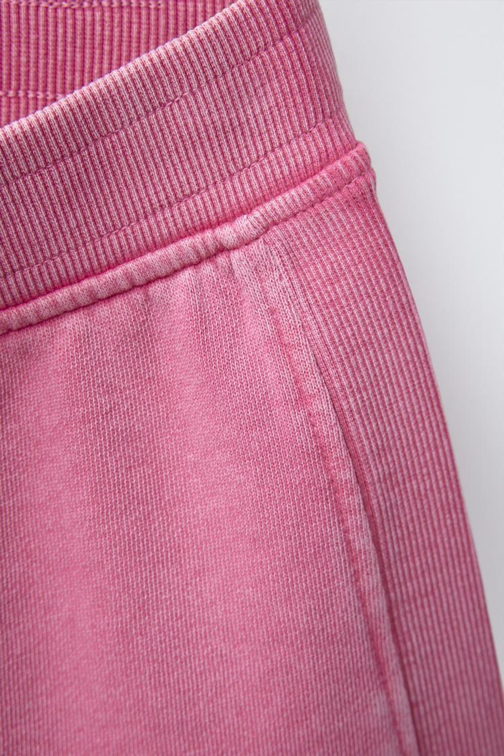 ZARA ШОРТЫ ИЗ МЯГКОЙ ТКАНИ С ЭФФЕКТОМ ПОТЕРТОСТИ, РОЗОВЫЙ